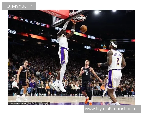 小斯重返赛场展现壮实身材太阳揭幕战再现昔日小霸王风采