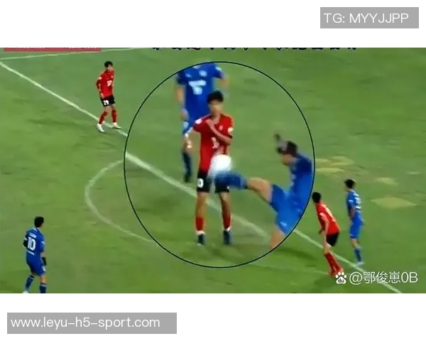 裁判组认定马奎尔手球但VAR确认不判点球引发热议