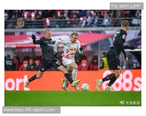 国米与拿波里激战正酣里奇女友现场直击卡里乌斯妻子线上精彩主持 国米与拿波里激战正酣里奇女友现场直击卡里乌斯妻子线上精彩主持